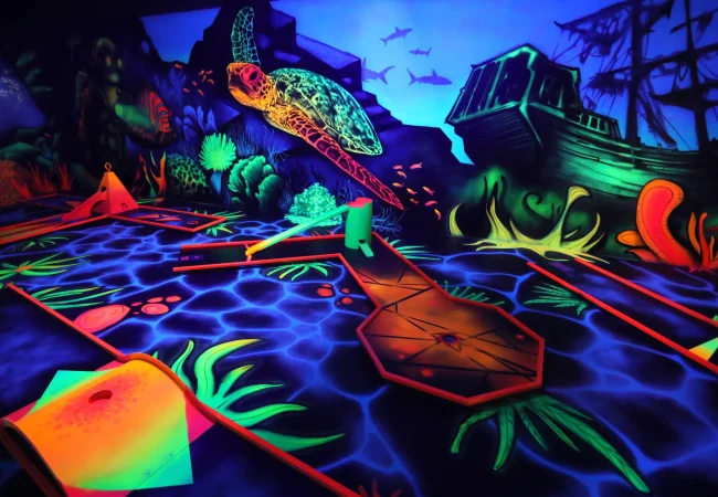 Blacklight Minigolf Unterwasserwelt scaled